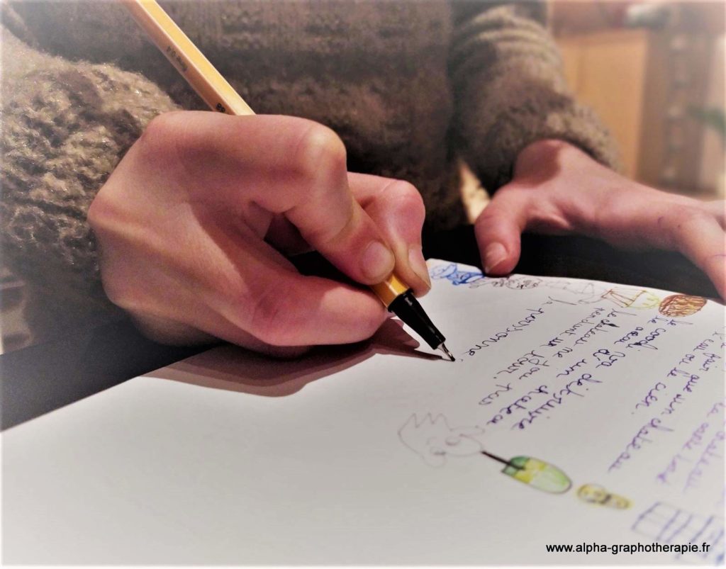 Enfant écriture prise du crayon crispée